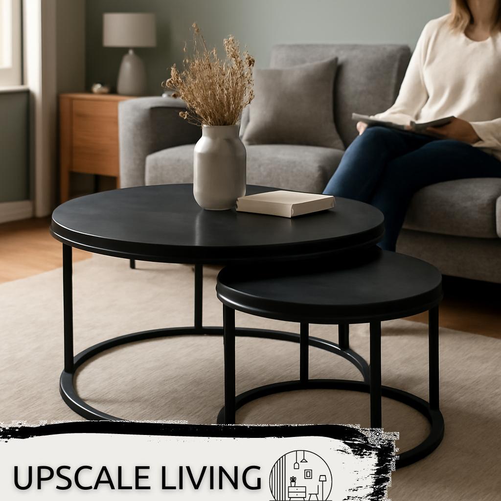 ALT Text: Modernes Wohnzimmer-Couchtisch-Set aus Holz mit zwei Tischen in unterschiedlicher Höhe vor einem gemütlichen Sofa.