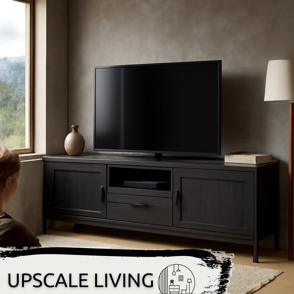 ALT Text: Moderner Wohnzimmer-Multimedia-Schrank aus Holz mit offenen Regalen und Schubladen, ideal zur Aufbewahrung von Fernseher, Lautsprechern und Elektronikgeräten.