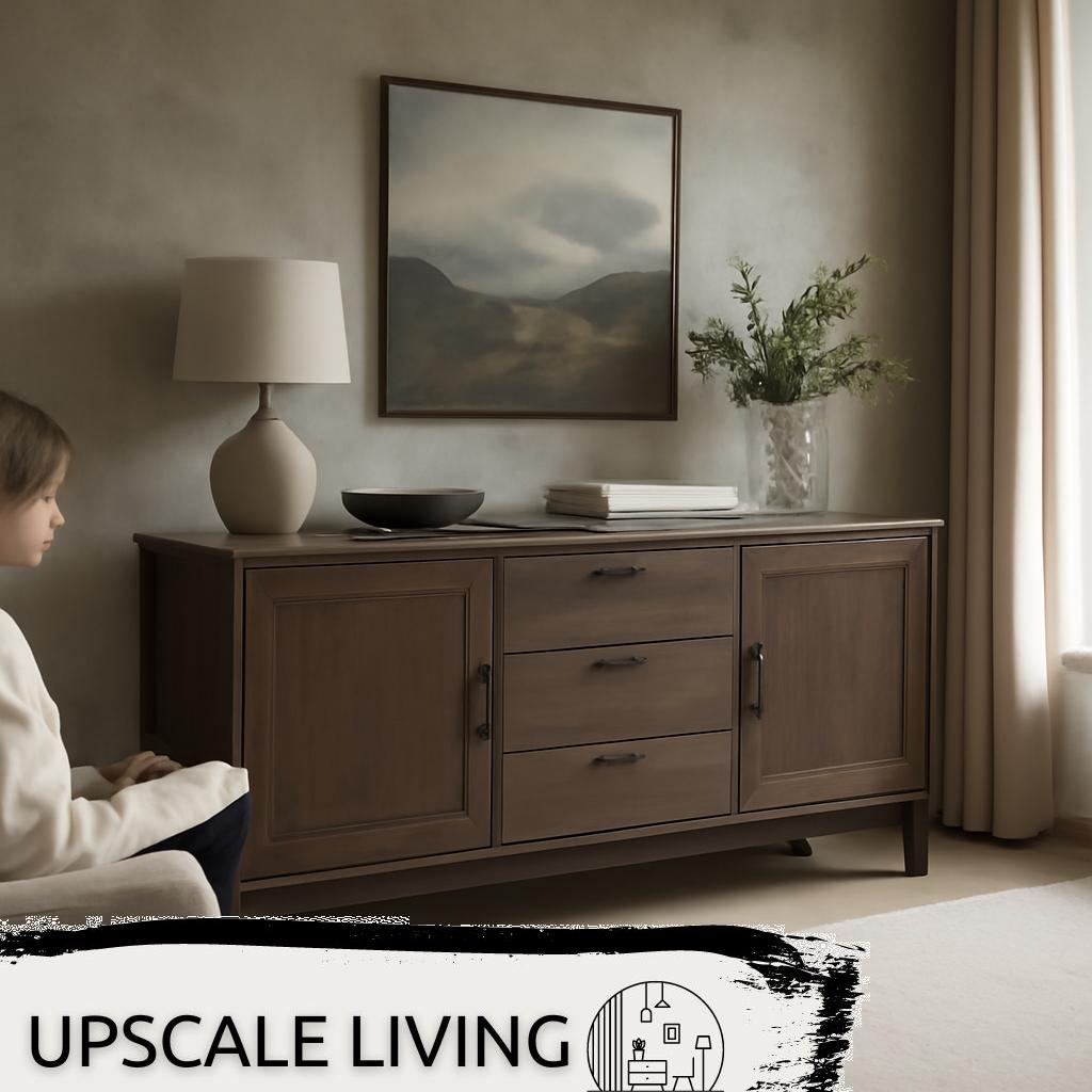 ALT Text: Moderne Wohnzimmer-Anrichte aus Holz mit mehreren Schubladen und offenen Fächern, ideal zur Aufbewahrung und Dekoration im Wohnbereich.